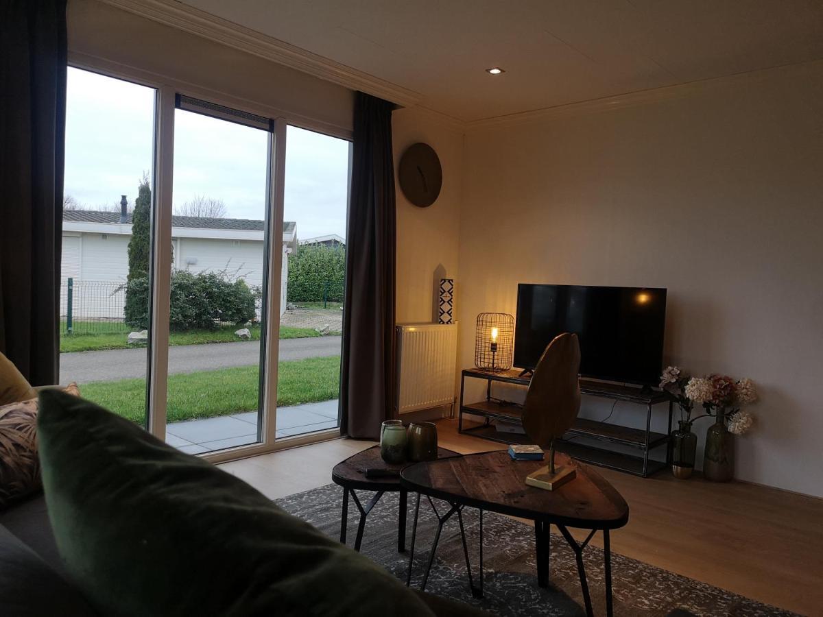 Gezellig Chalet Met Eigen Parkeerplaats, Park In Aanbouw, Geen Wi Fi Villa Molenschot ภายนอก รูปภาพ
